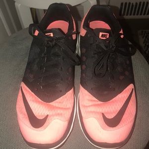 Nike FS Lite Run 3 Hot Coral and black